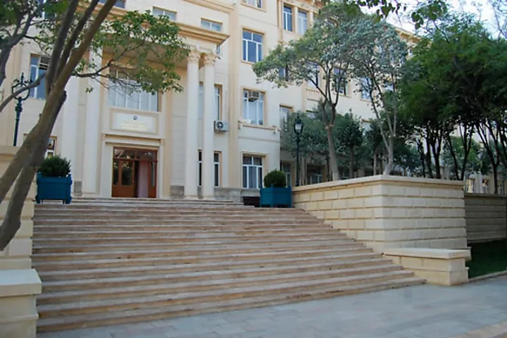 Bakıda kollec direktoru vəzifəsindən getdi (FOTO)