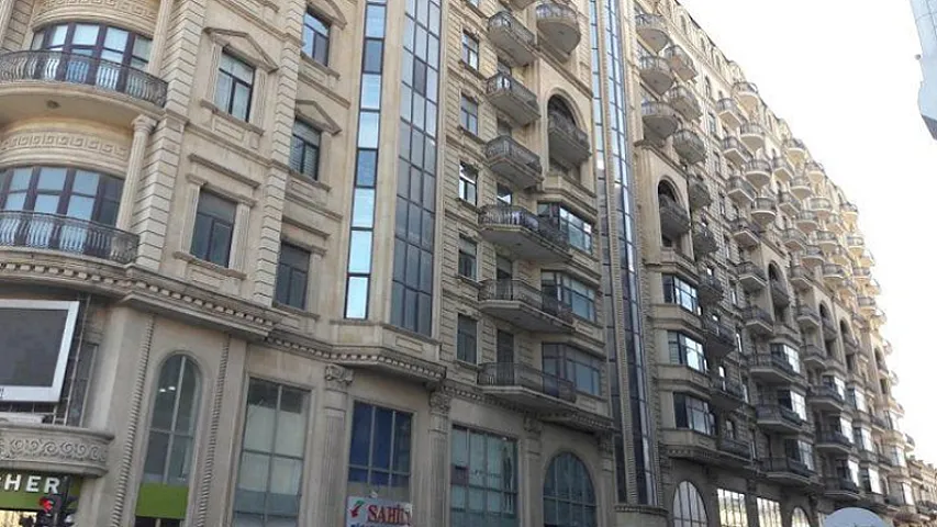 Generalın “Sahil”in üstündəki binada 5 mənzili var