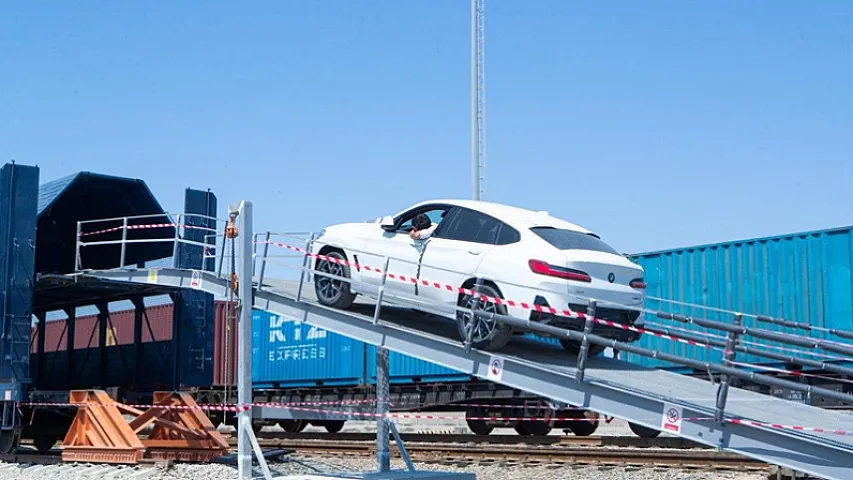 Bakı limanından dünya brendlərinin avtomobillərinin daşınmasına başlanıldı<span style="color: #ff0000;"> (FOTO)</span>