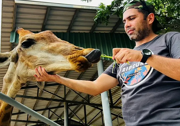 Kambocada müəllim işləyən azərbaycanlı: "Qırmızı zərflərə pul qoyub hədiyyə verirlər"