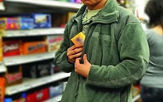 15 ədəd şokolad oğurlayıb, yedi – Məhkəmə bəraət verdi