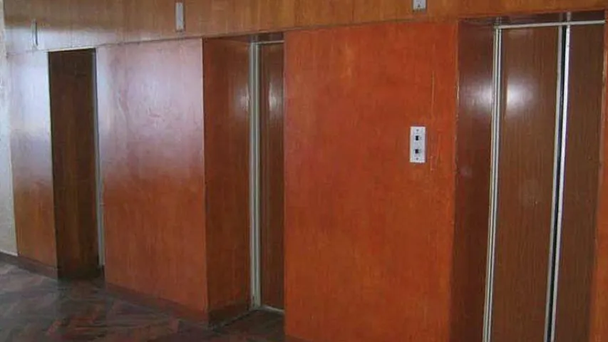 Liftdə köməksiz qalan şəxs xilas edildi (VİDEO)