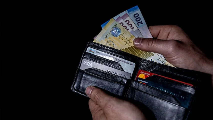 Əmək haqqı kartla, yoxsa nağd ödənilməlidir?