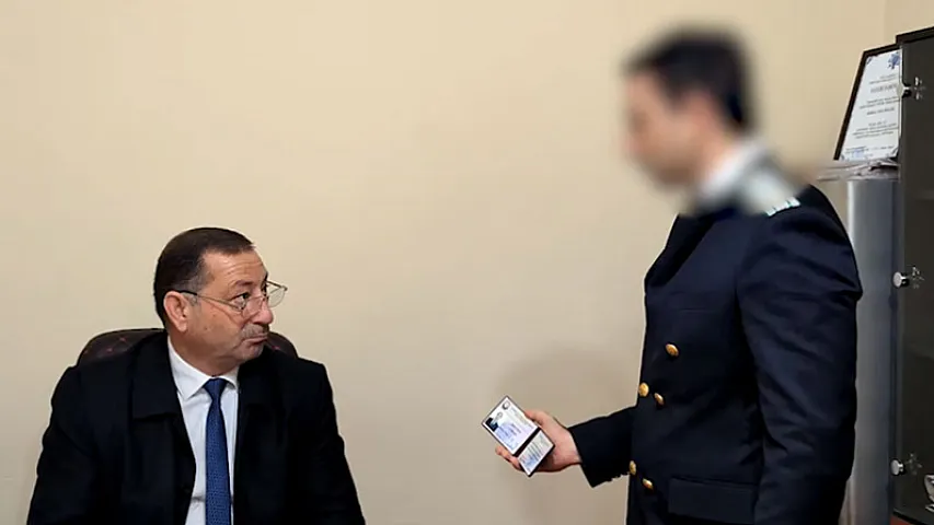 “Qaçqınkom”un sahə rəisi rüşvət alarkən tutulub - VİDEO
