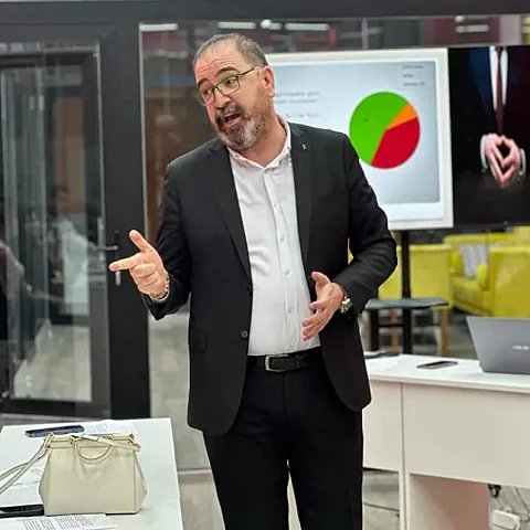 “Dünyada işdən çıxan insanların çoxunda rəhbərlərinin təsiri olur” – Təlimçi