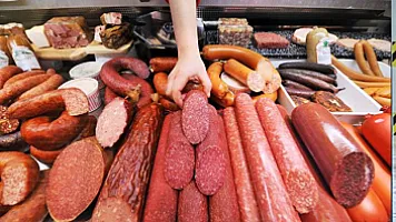 Xaricdən 5 manata gətirilən kolbasalar marketlərdə 20 manatdan baha satılır