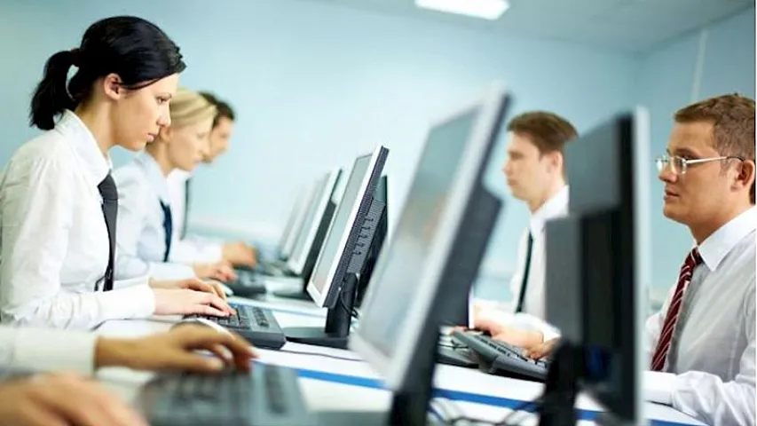 Azərbaycanda ilk dəfə özəl sektorda işləyənlərin sayı dövlət sektorundan çox olub