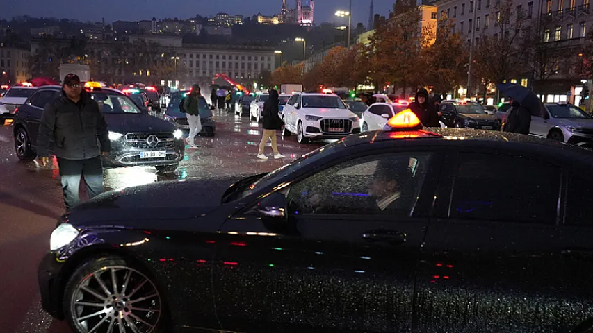 Fransada taksi sürücüləri tibbi tariflərin azaldılmasına etiraz edir