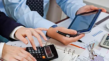 AMB: Xidmətlər balansı kəsirli olaraq qalır