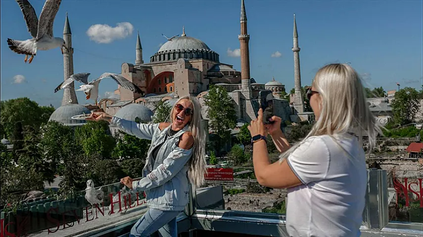 Türkiyə turizmindən rekord - <span style="color:#008000">62 milyon turist, 61 milyard gəlir</span>