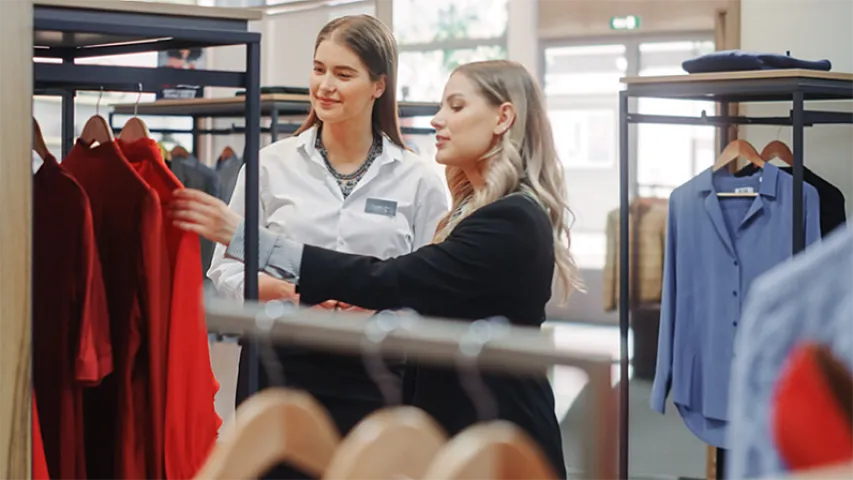 Satıcılar mağazada müştərinin arxasınca gəzməlidir?