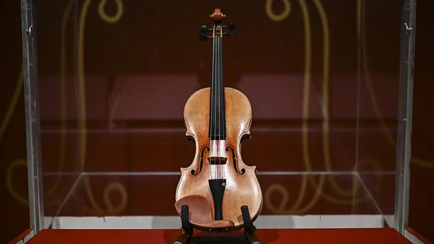 300 illik "Stradivari" skripkası hərracda 11,3 milyon dollara satıldı