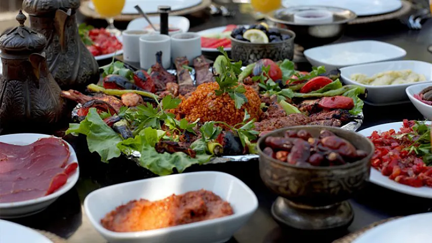 Ən sərfəli iftar menyuları - 10 manatdan başlayan qiymətlər