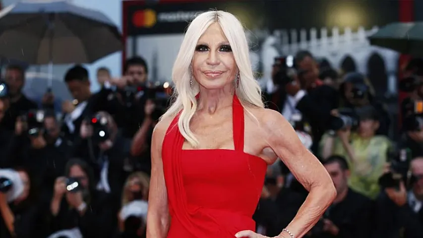 Donnatella Versaçenin &quot;Versace&quot; moda evini tərk etməsinin səbəbi məlum oldu