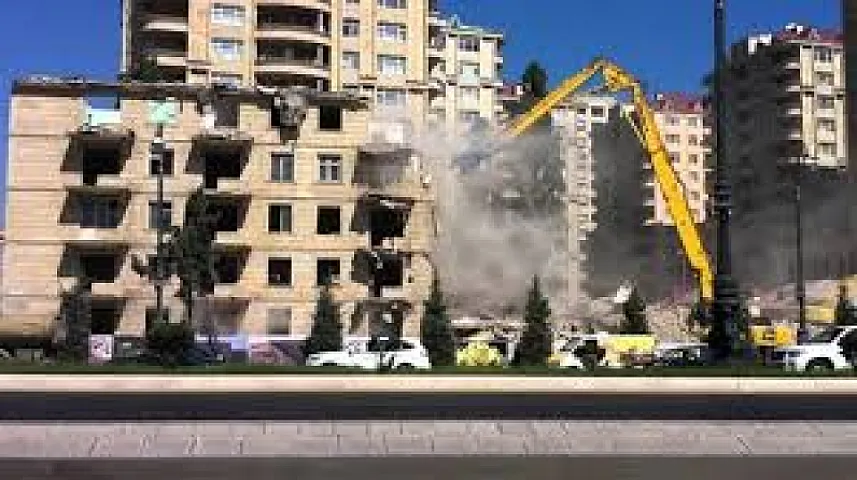 Bakının iki rayonunda qəzalı binalar söküləcək - SİYAHI