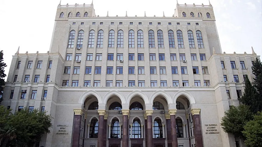 AMEA 52 min manatlıq blank və hədiyyə alır