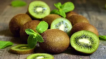 1 manat 18 qəpiyə gələn meyvə bizə 5 manata satılır