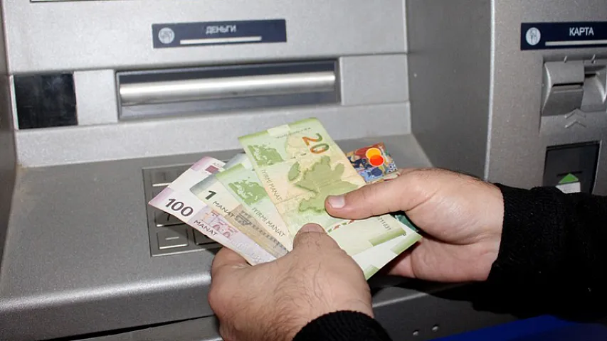 Bankomatda unutduğu pulu oğurladılar