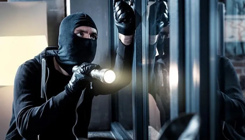 Oğurladığı pulla qohumunun təhsil haqqını da ödədi