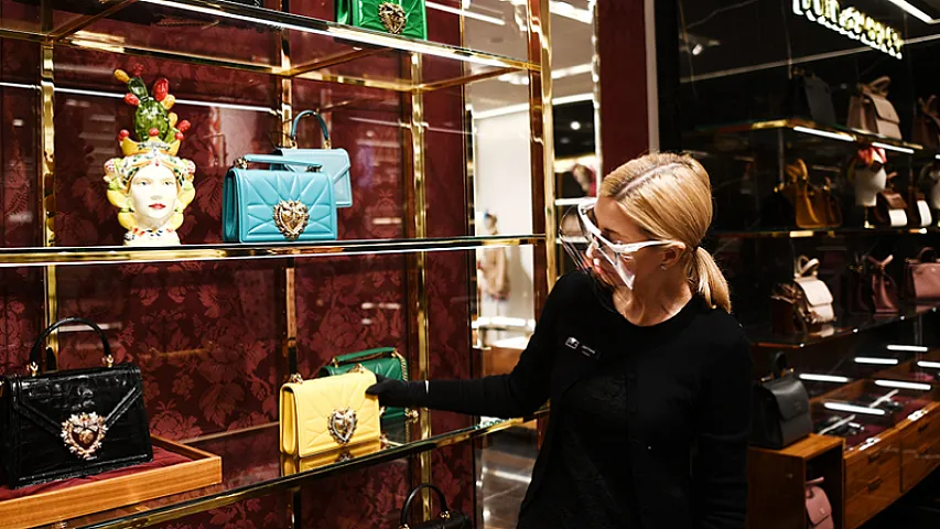 Gürcü bankı ruslara dünyanın dəbdəbəli mağazalarında alış-verişi qadağan etdi