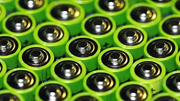 Alimlər 5700 il enerji doldurulmadan işləyən batareya hazırladı