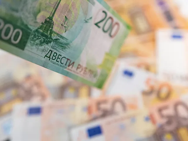 Rubl bahalaşmaqda davam edir