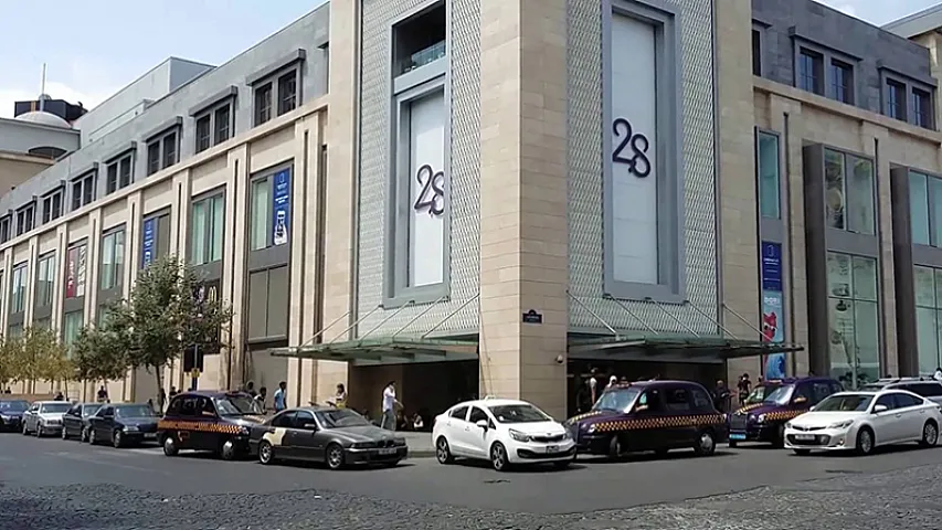 Məşhur mağazada geyinmə otağı lentə alınır? - Video