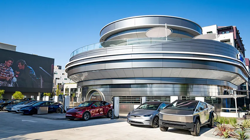 İlon Mask &quot;McDonald&#39;s&quot;la rəqabətə başladı: &quot;Tesla&quot; restoranı açdı