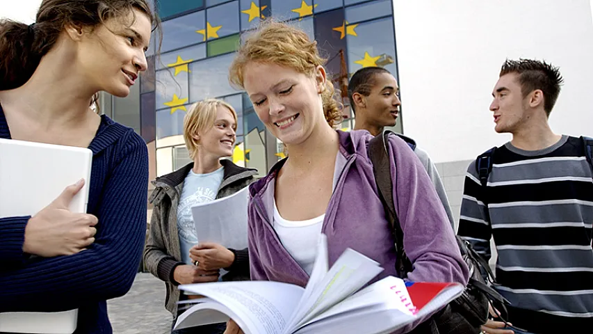 Tələbələrin dərs oxuyarkən işləmələri doğrudur?